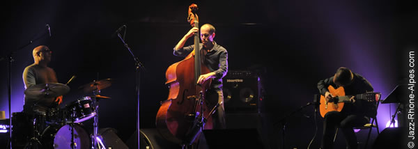 101212-chris-jennings-trio-fil-6194-600x214