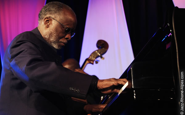 080331-Ahmad-Jamal-trio-0069-600x374