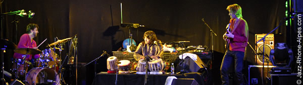 090605-amrat-hussain-trio-fej-0554-600x168