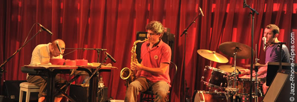 100522-trio-en-bas-nuitdesjazz-4947-600x206