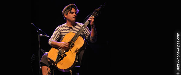 Bourgoin-Jallieu​. Alexis, jeune saxophoniste, s'est acheté son premier  instrument en jouant dans la rue