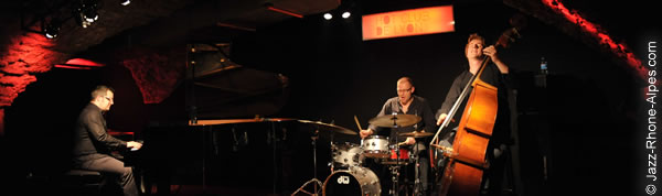 110422-jb-hadrot-trio-hotclub-6468-600x178