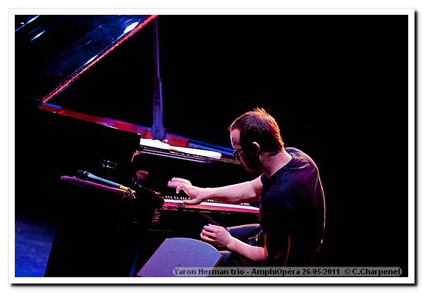 110526-yaron-herman-trio-amphi-cc-09