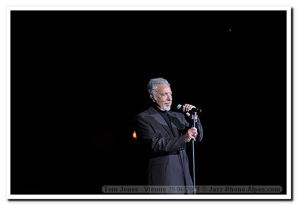 110629-tom-jones-vienne-2029