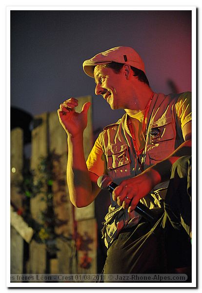 110801-freres-leon-crest-7564