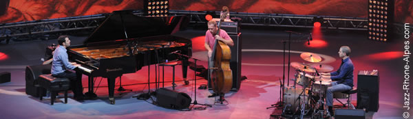 120708-08-avishai-cohen-trio-jav-8482-600x174