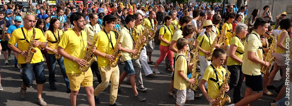 140627-05-defile-samba-sax-jav-7291-600x218