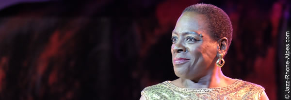 140705-11-05-sharon-jones-jav-8268-600x206