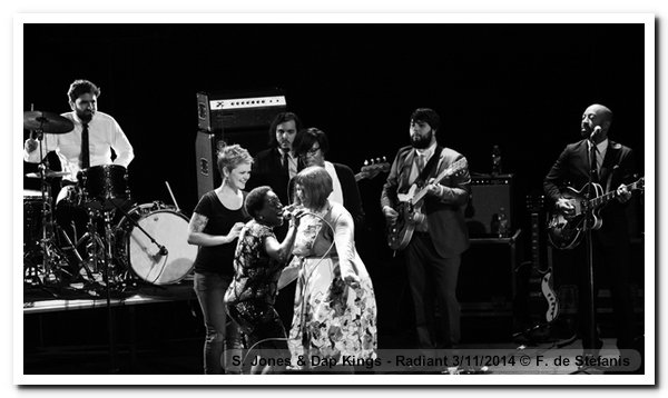 141103-sharon-jones-dap-kings-radiant-fds-0422