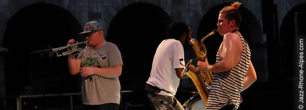 150626-10-too-many-zooz-vienne-20838-600X217