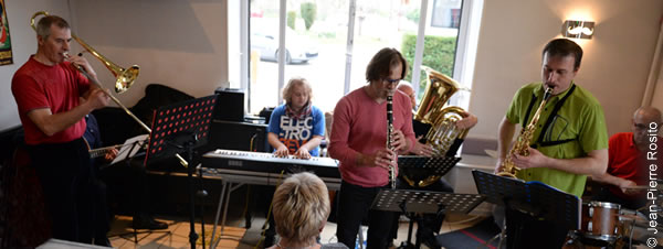 Bourgoin-Jallieu​. Alexis, jeune saxophoniste, s'est acheté son premier  instrument en jouant dans la rue