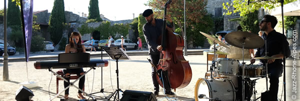 170822-01-jessica-rock-trio-la-garde-adhemar-19883-600x203